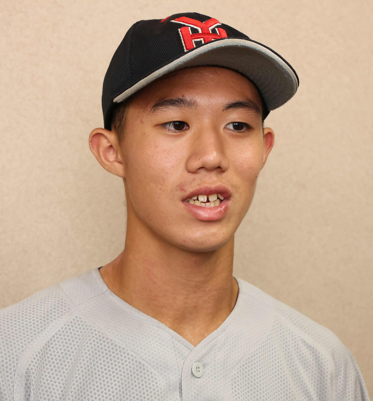 横浜対荏田　囲み取材を受ける横浜・小林（撮影・丹羽敏通）