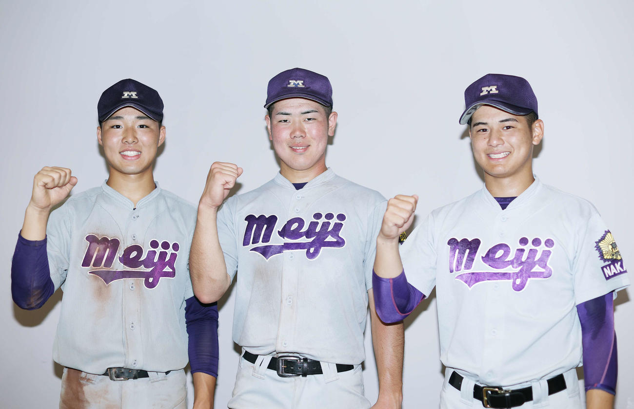 明大中野対上野学園　上野学園に勝利し、ガッツポーズで写真に納まる明大中野の、左から石和田、坂本、田中（撮影・河田真司）
