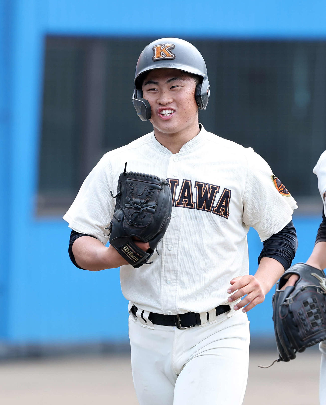柏陽対川和　シートノックの補助する川和・浜岡（撮影・鈴木正人）