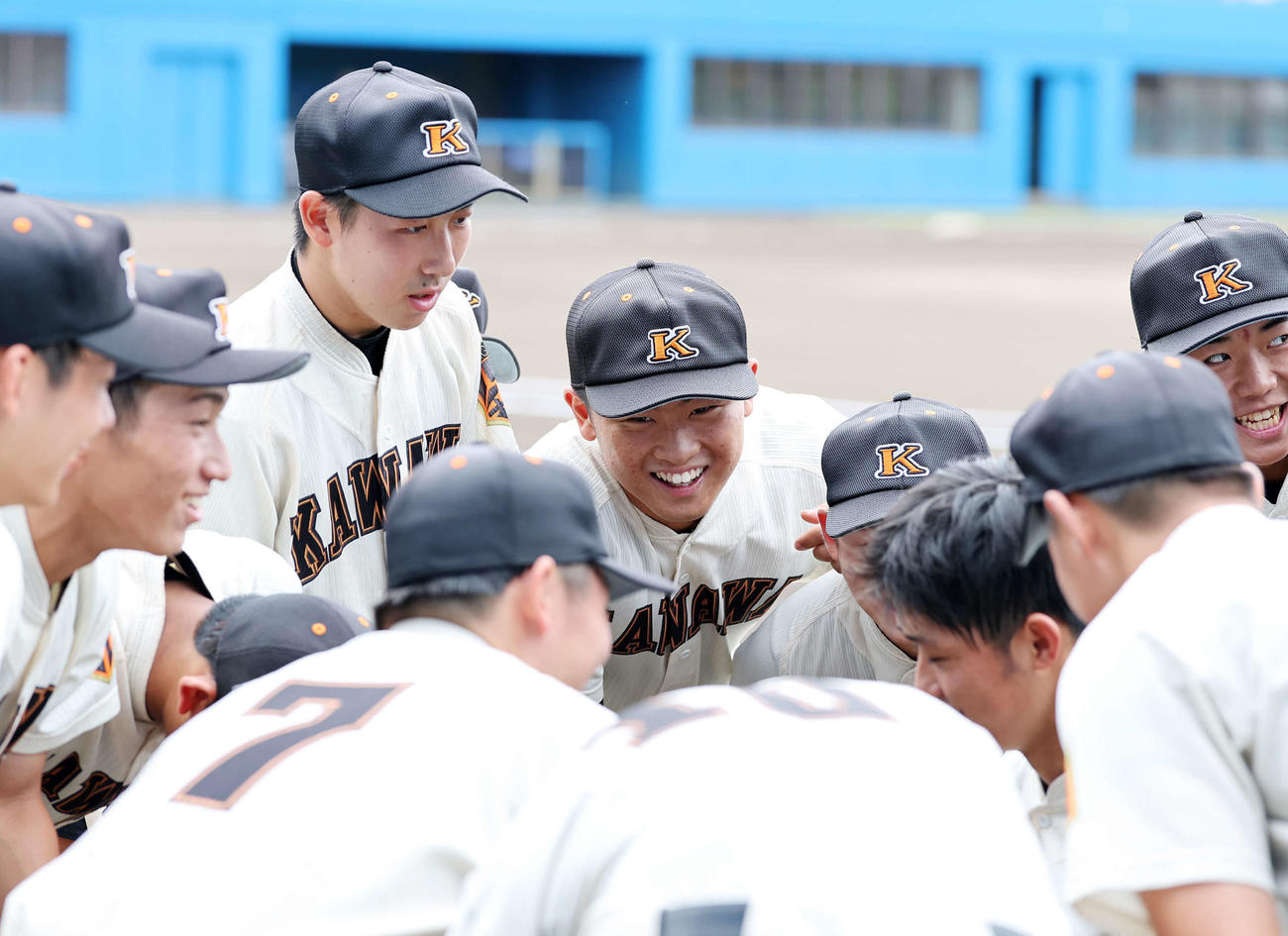 柏陽対川和　円陣を組む川和・浜岡（中央）（撮影・鈴木正人）