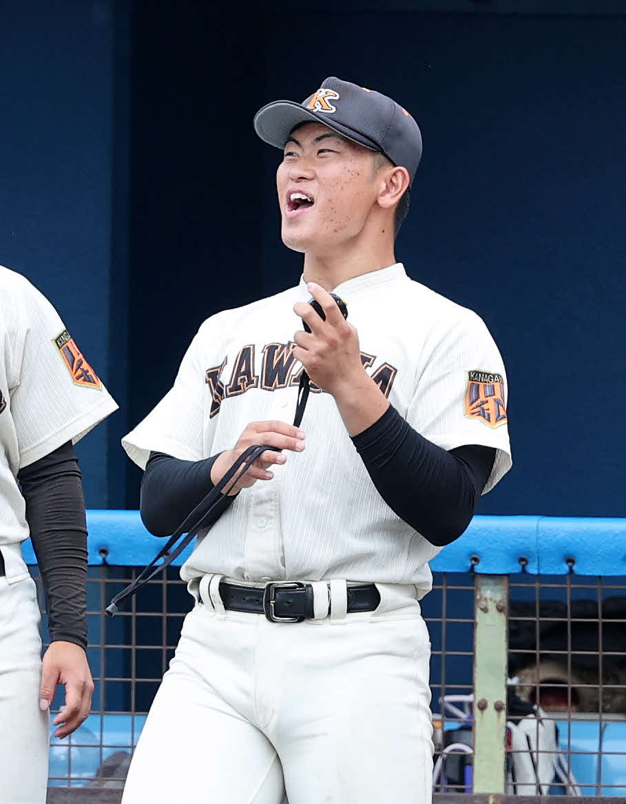 柏陽対川和　ベンチ前で声を出す川和・浜岡（撮影・鈴木正人）