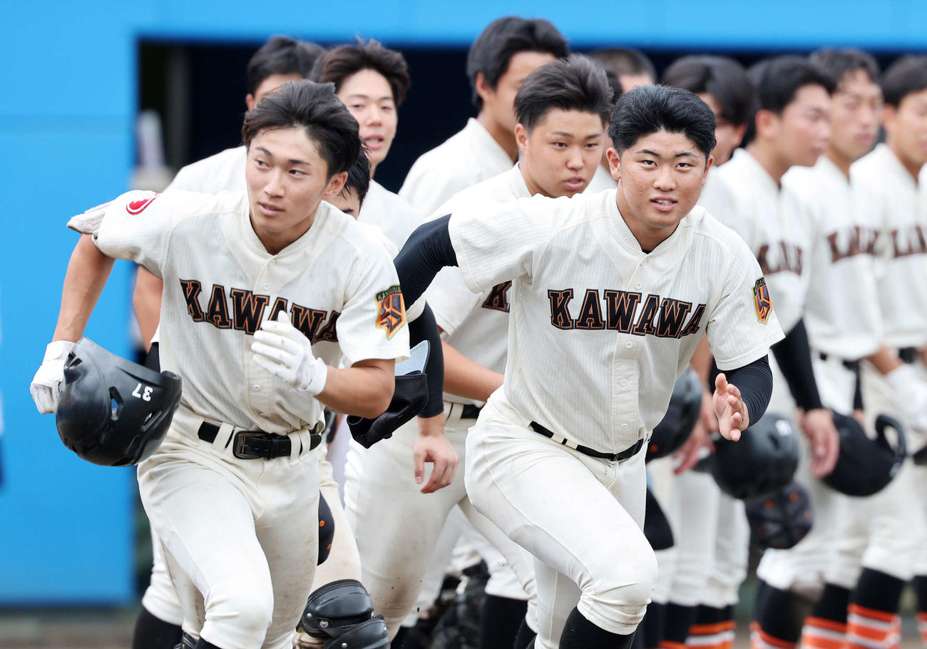 柏陽対川和　勝利し応援席にむかう川和・矢島（左）と浜岡（撮影・鈴木正人）