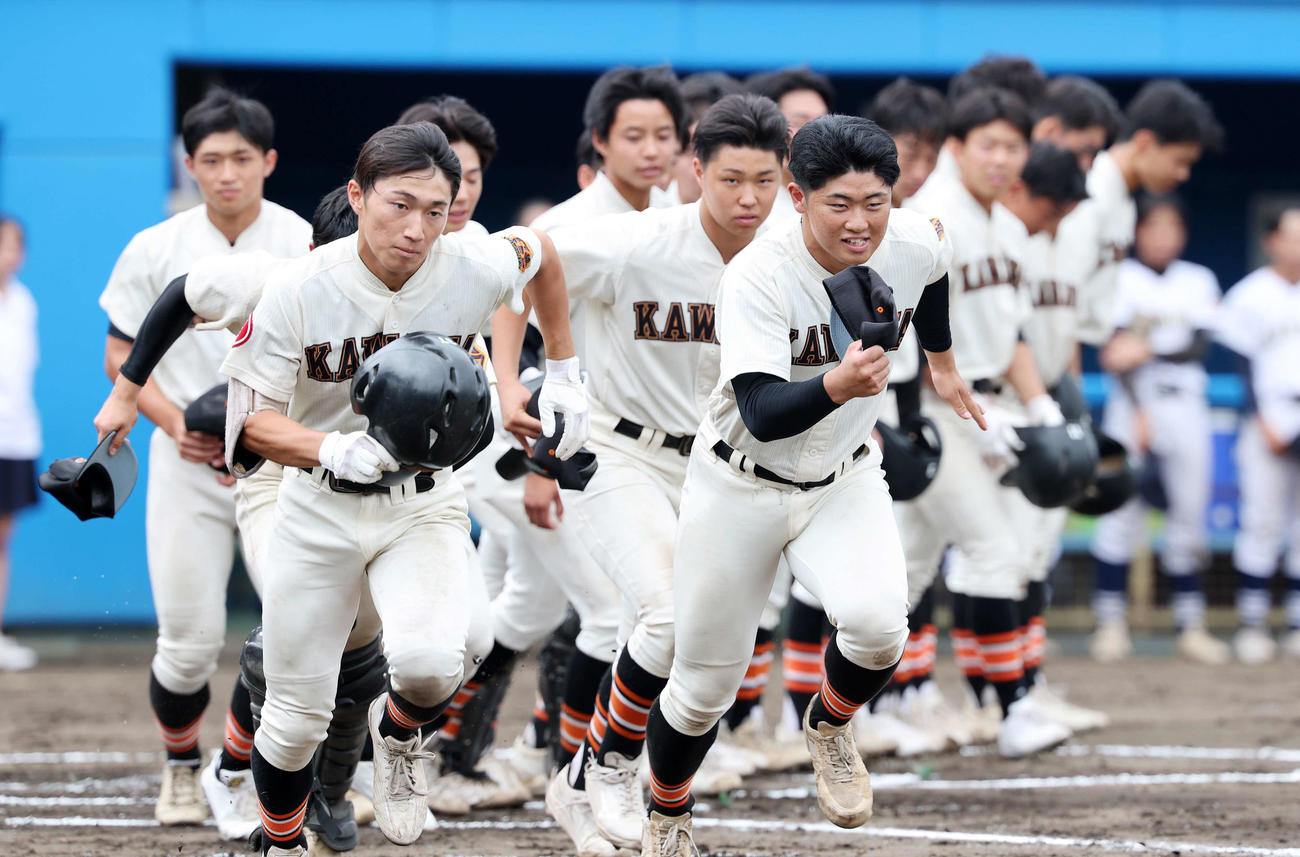 柏陽対川和　勝利し応援席にむかう川和・矢島（左）と浜岡（撮影・鈴木正人）