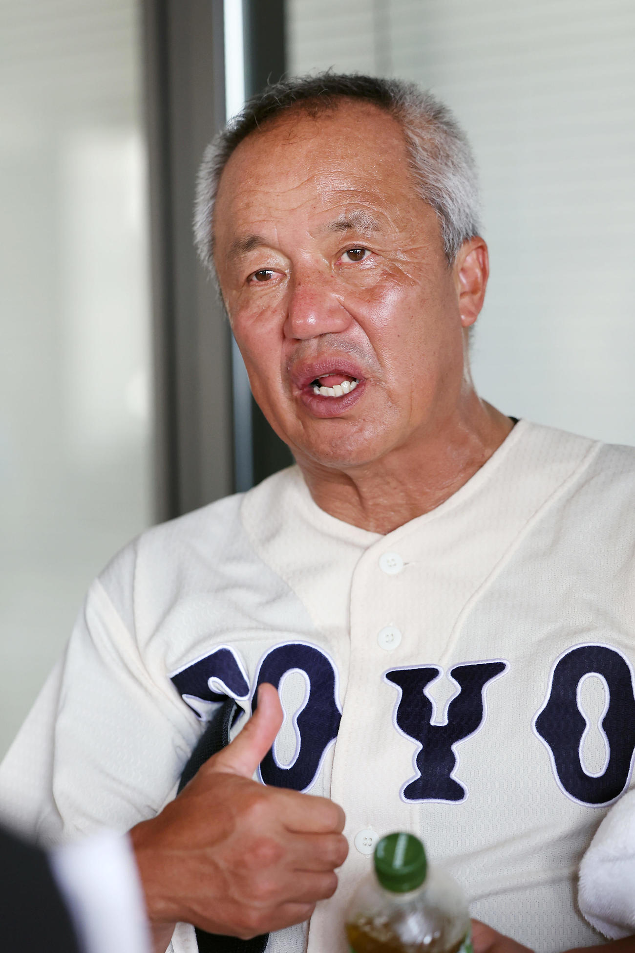 東洋大姫路対高砂　試合後、取材に応じる東洋大姫路・岡田監督（撮影・前田充）