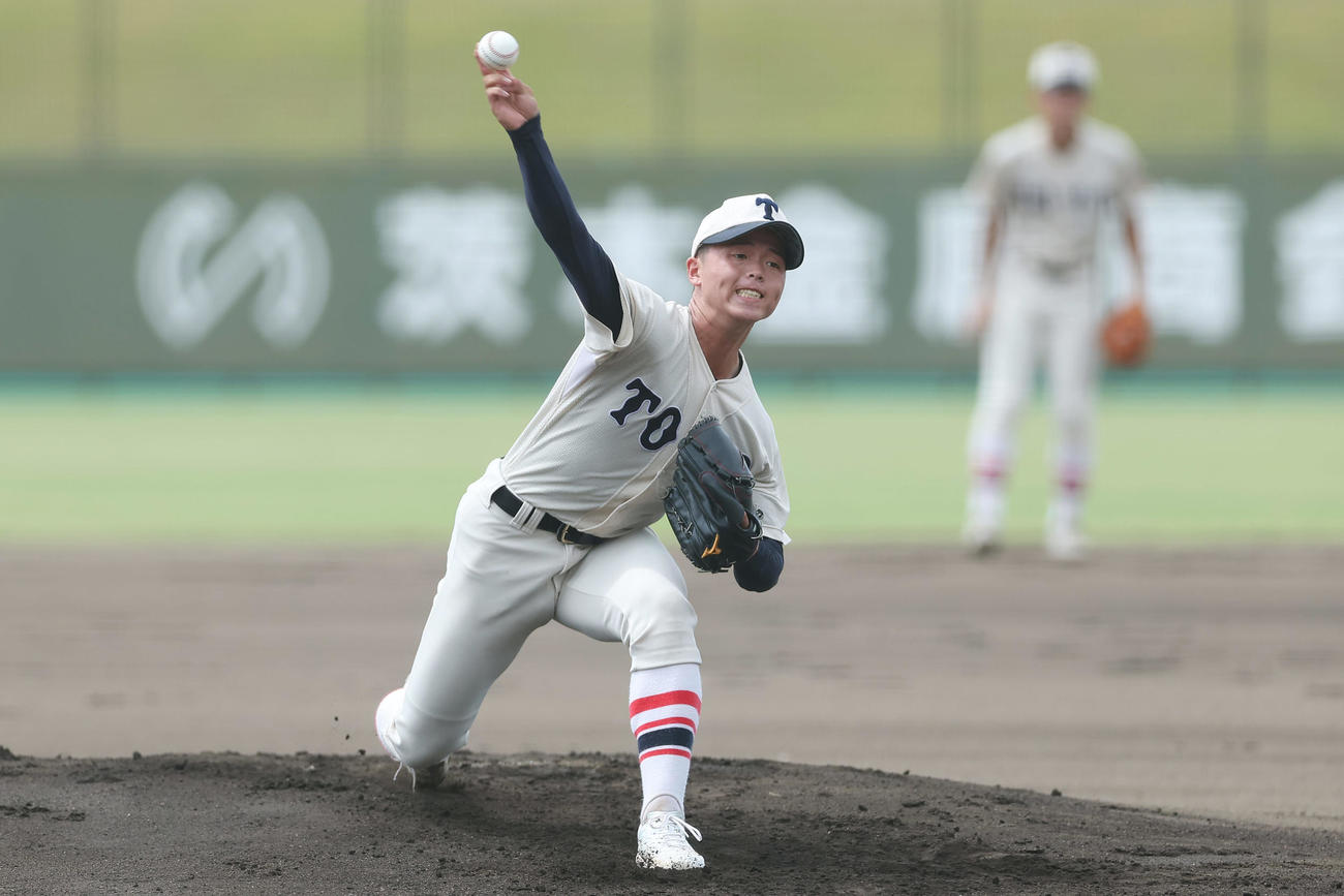 東洋大姫路対高砂　力投する東洋大姫路先発の木下（撮影・前田充）