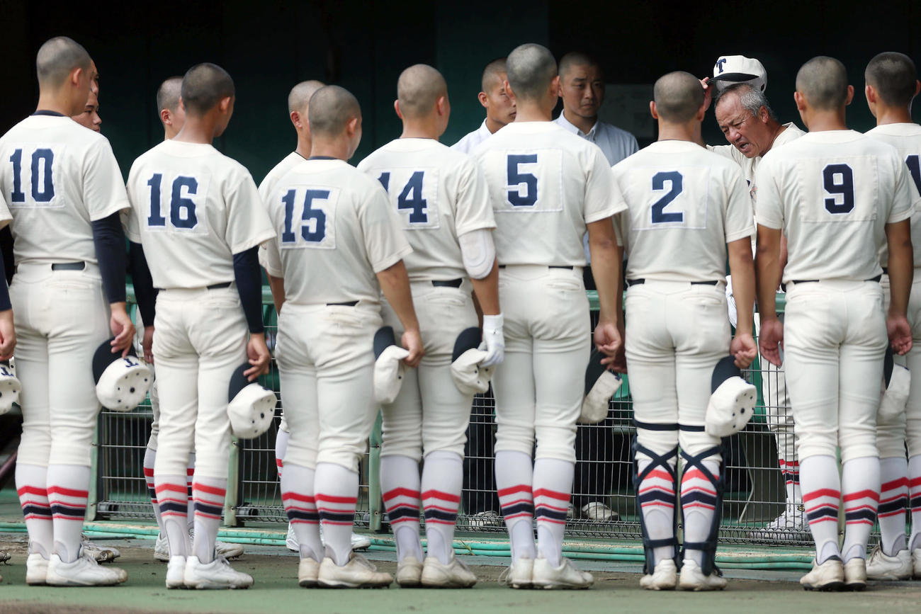 東洋大姫路対高砂　試合前、ナインに話をする東洋大姫路・岡田監督（右から3人目）（撮影・前田充）