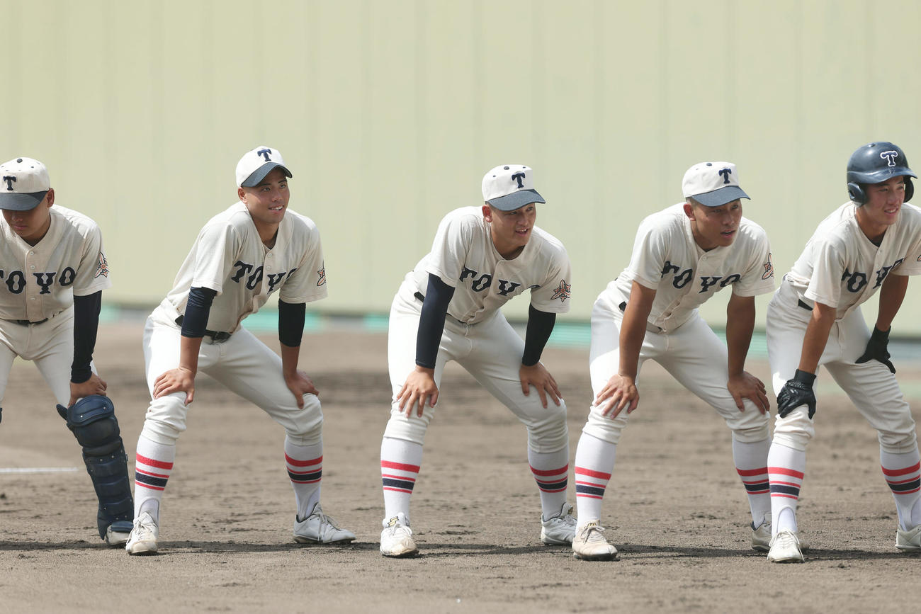 東洋大姫路対高砂　高砂戦に臨む東洋大姫路・阪下（中央）ら（撮影・前田充）