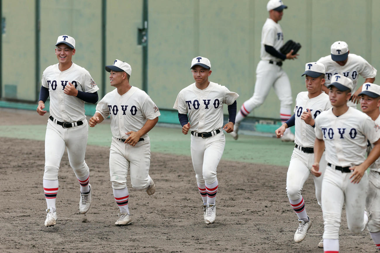 東洋大姫路対高砂　高砂に勝利し、笑顔で整列に向かう阪下（左端）ら東洋大姫路の選手たち（撮影・前田充）