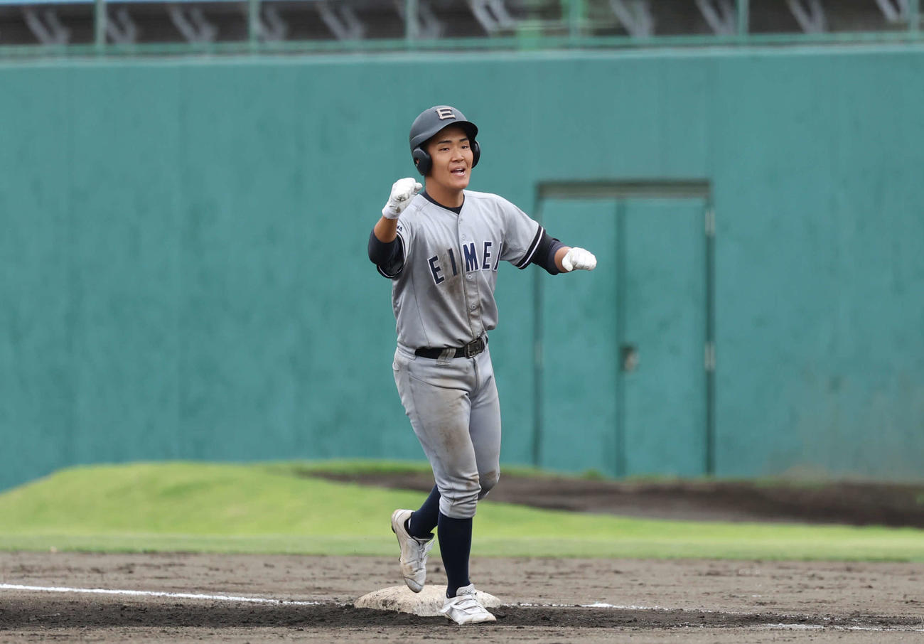 庄和対叡明　6回裏叡明2死三塁、適時打を放ちガッツポーズをする梅木（撮影・増田悦実）
