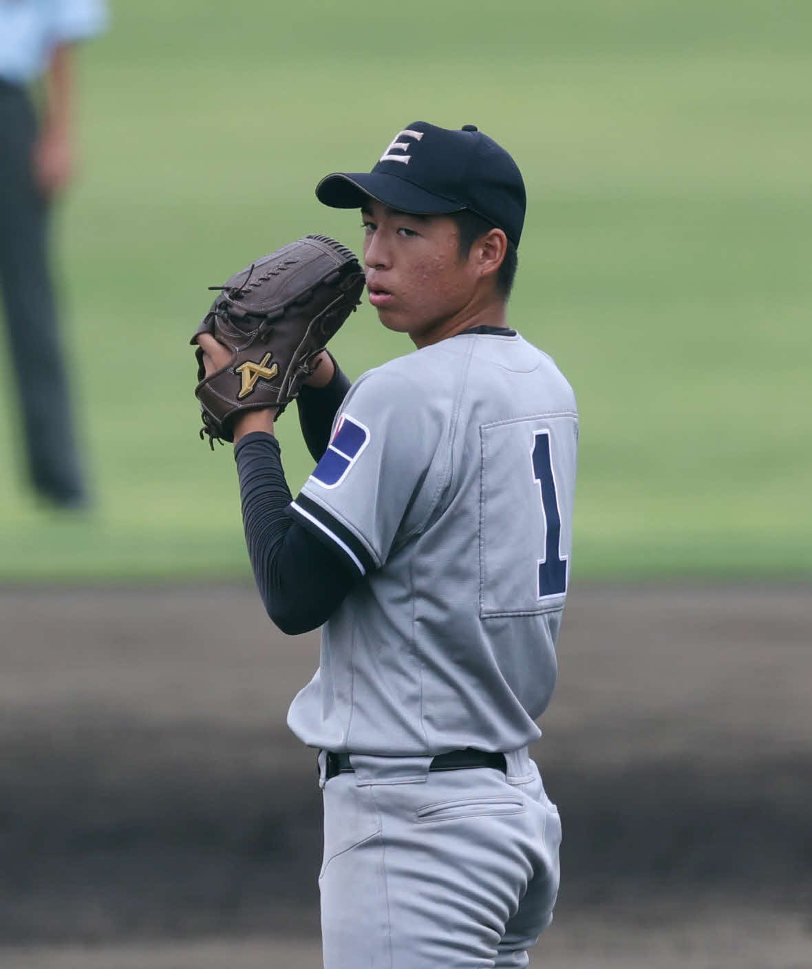 先発し力投する叡明・増渕（撮影・増田悦実）