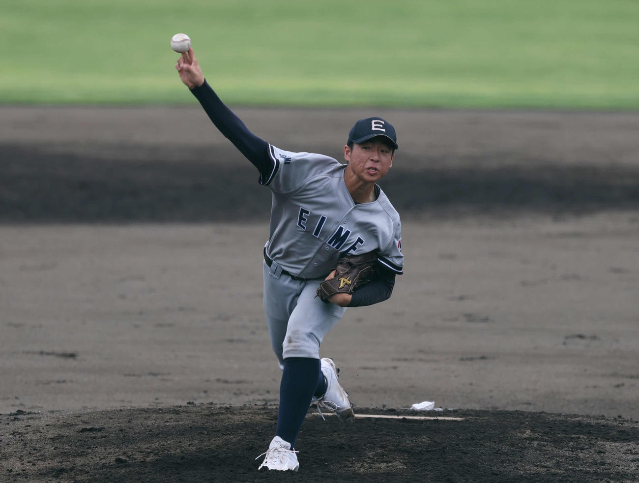 先発し力投する叡明・増渕（撮影・増田悦実）