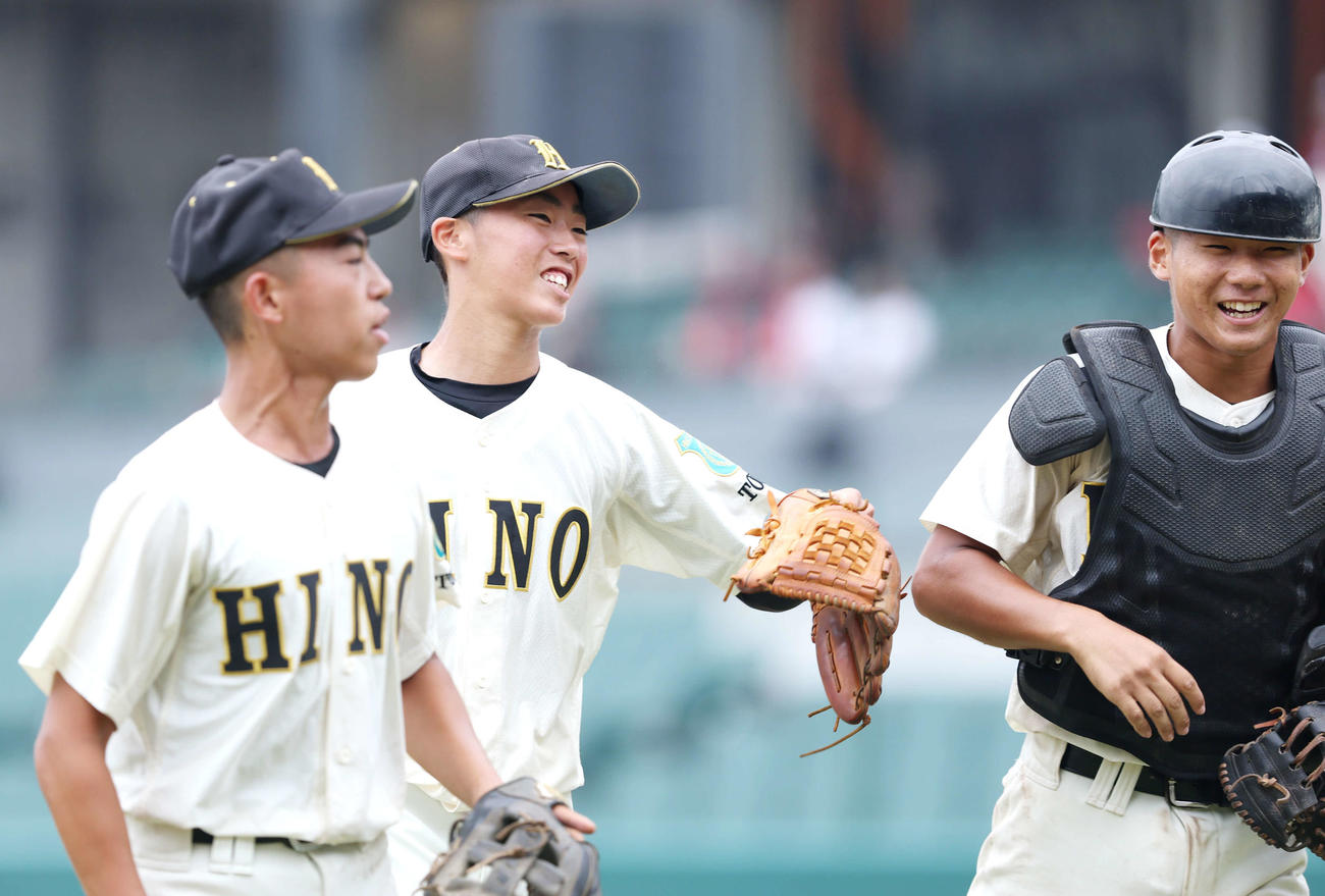 練馬対日野　練馬対日野　1回表を抑え、笑顔でベンチに戻る日野・本宮（中央）（撮影・河田真司）