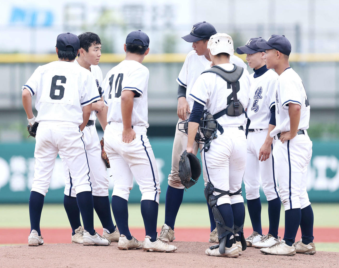 練馬対日野　1回裏、マウンドに集まる日野ナイン（撮影・河田真司）