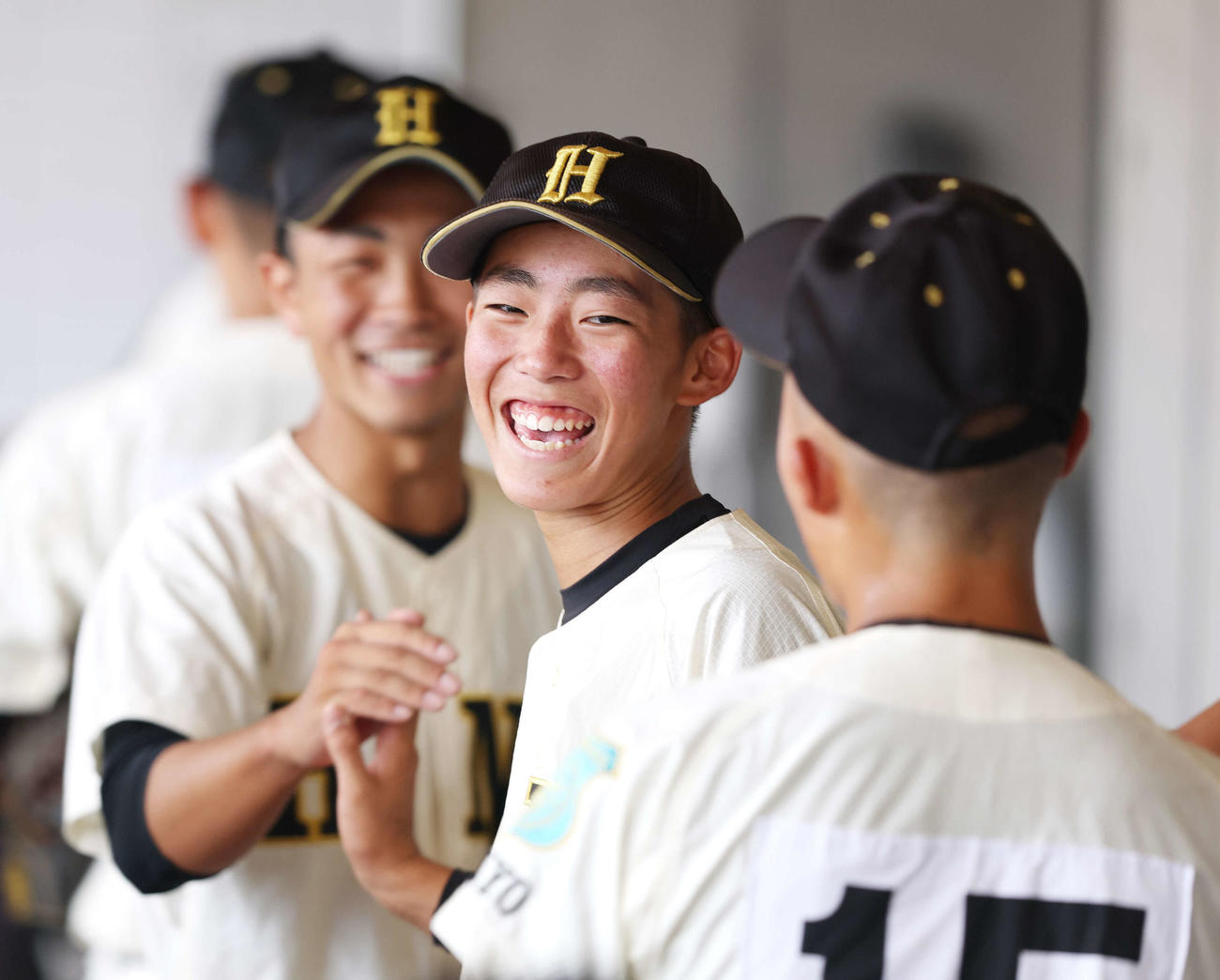 練馬対日野　練馬に勝利し、チームメートに迎えられ笑顔を見せる日野・本宮（中央）（撮影・河田真司）
