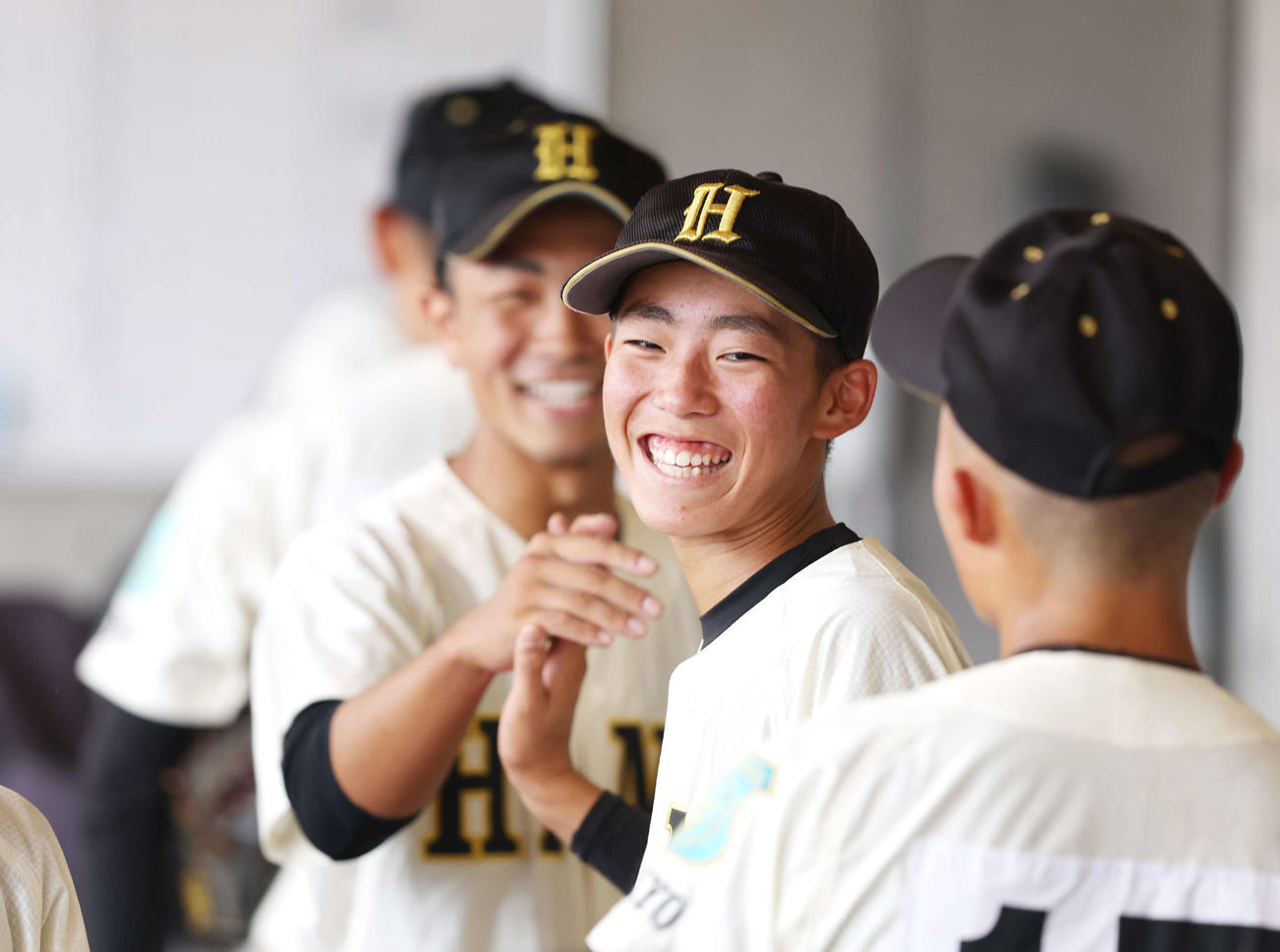 練馬対日野　練馬に勝利し、チームメートに迎えられ笑顔を見せる日野・本宮（中央）（撮影・河田真司）