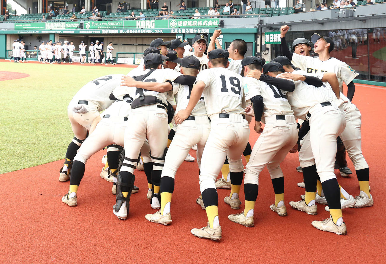練馬対日野　試合前円陣を組む日野の選手たち（撮影・河田真司）