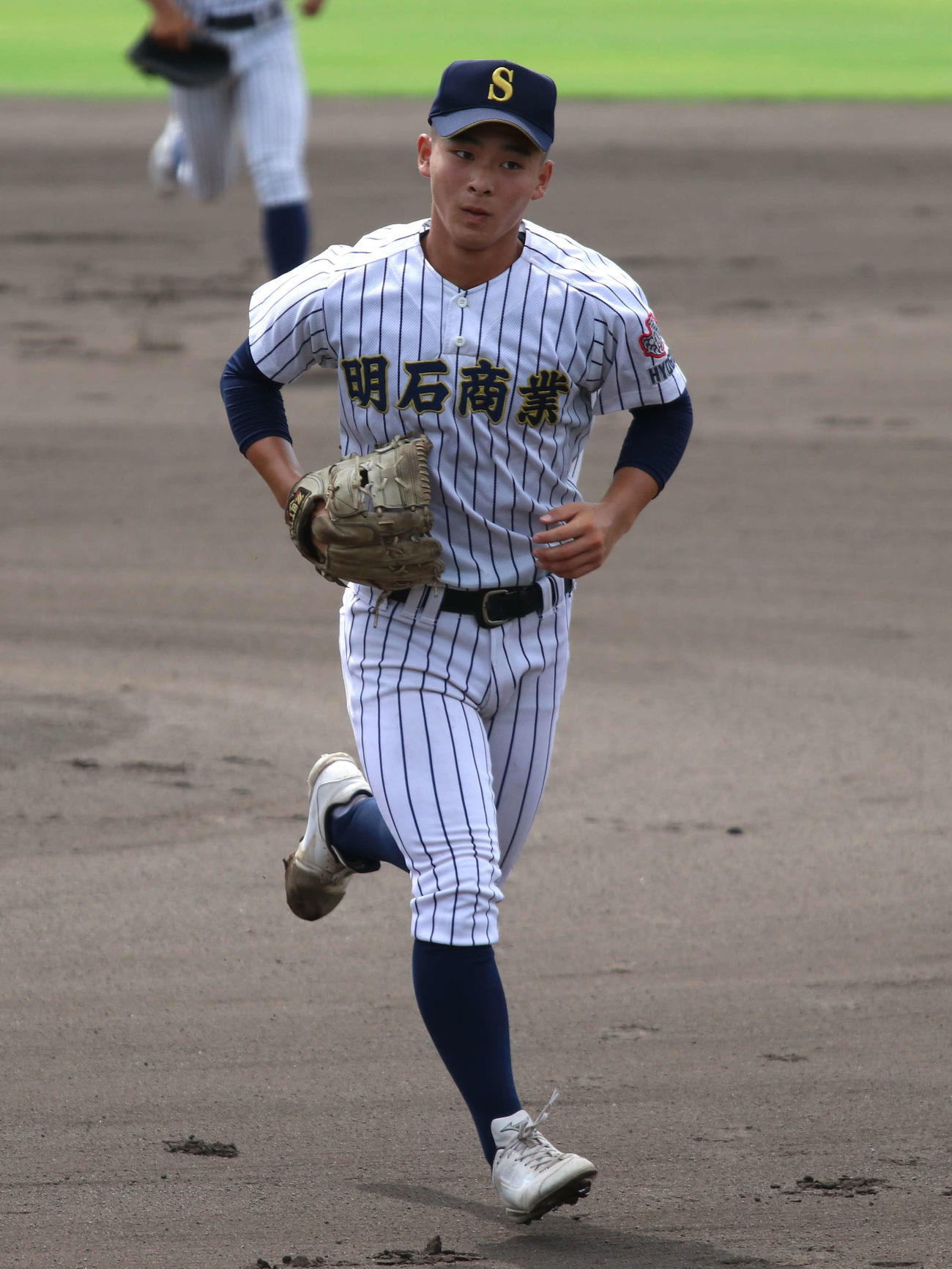 明石商対北須磨　初回を3人で抑えてベンチに戻る明石商・石原大暉（撮影・一樹）