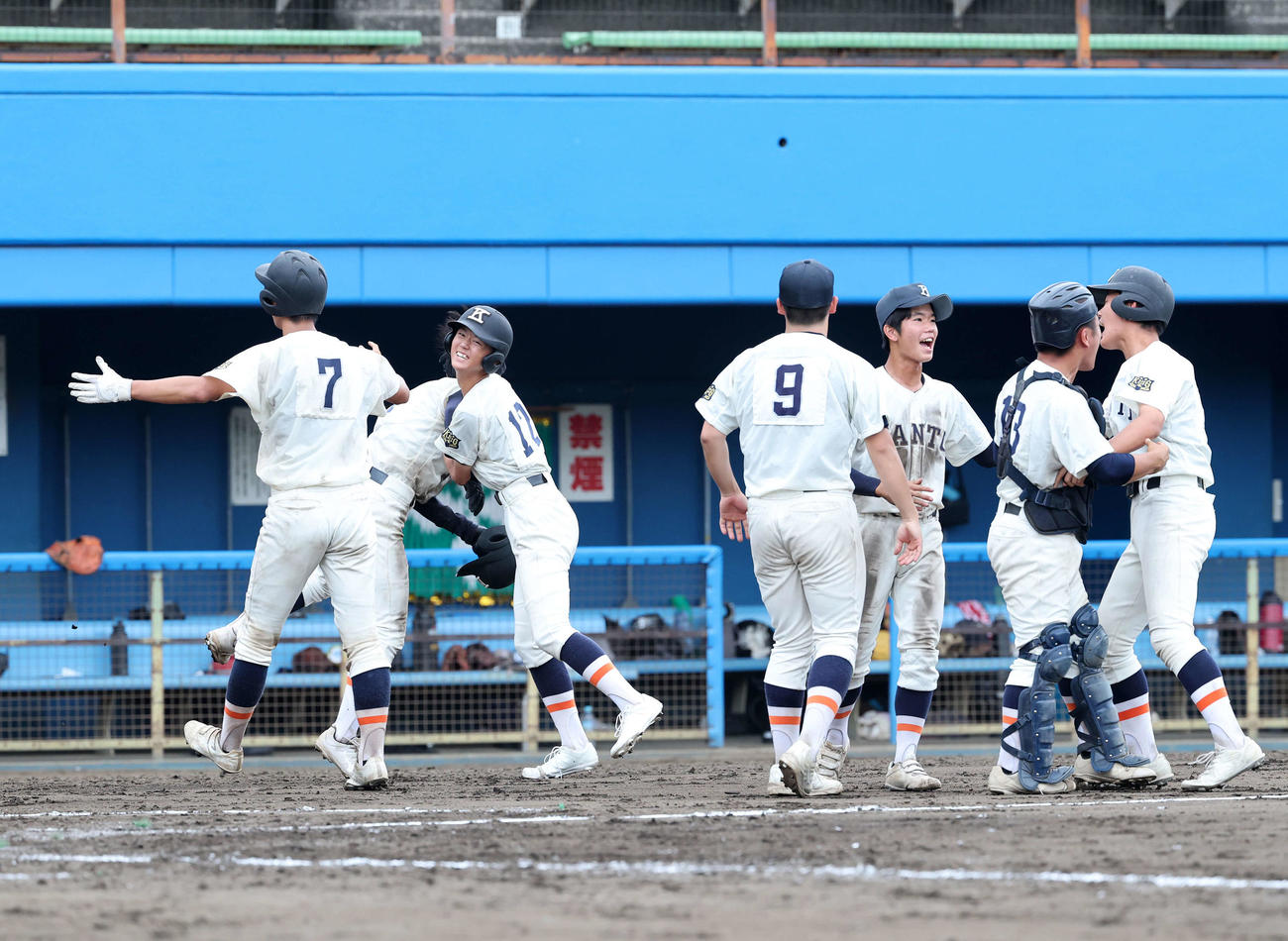 サレジオ学院対関東学院　サヨナラ勝ちし喜ぶ関東学院の選手たち（撮影・鈴木正人）