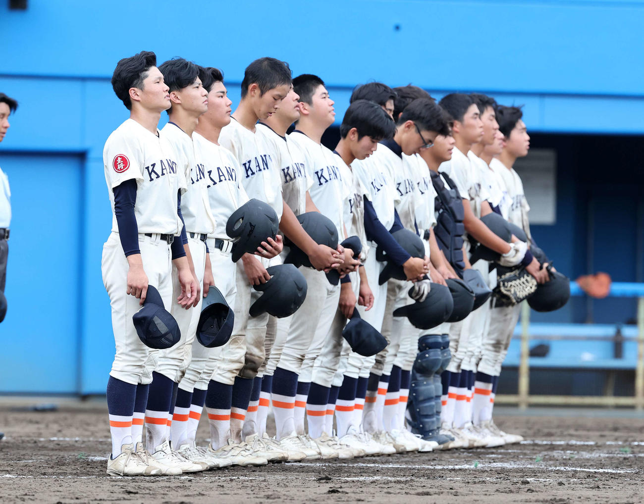 サレジオ学院対関東学院　勝利し整列する関東学院の選手たち（撮影・鈴木正人）
