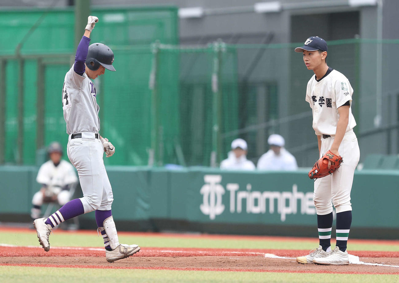 明大中野対上野学園　2回表明大中野2死二、三塁、先制2点適時打を放ちガッツポーズする小林（撮影・河田真司）
