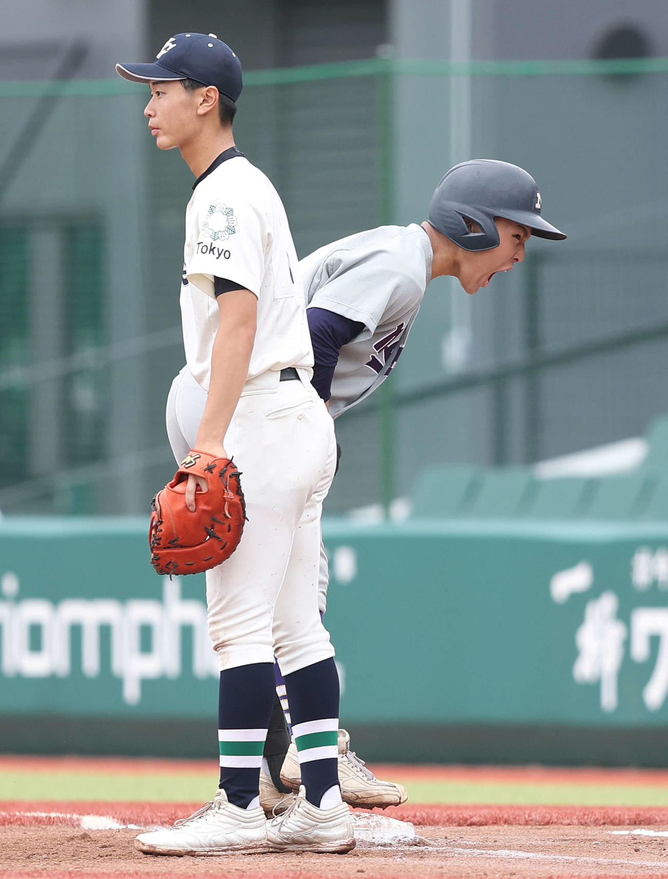 明大中野対上野学園　5回表明大中野2死一、三塁、中前適時打で出塁し、雄たけびを上げる石和田（撮影・河田真司）