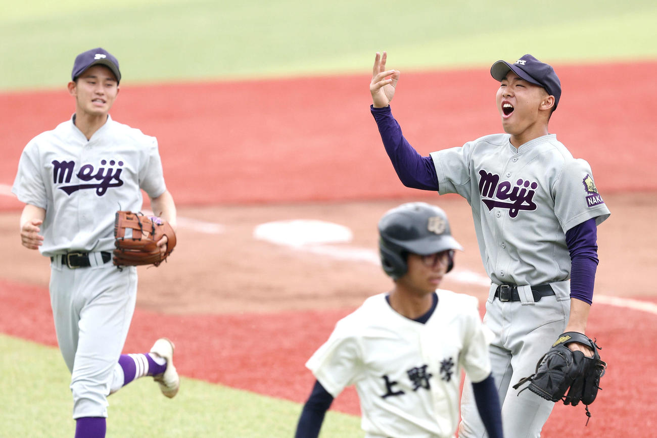 明大中野対上野学園　7回裏を抑え雄たけびを上げる明大中野・石和田（撮影・河田真司）
