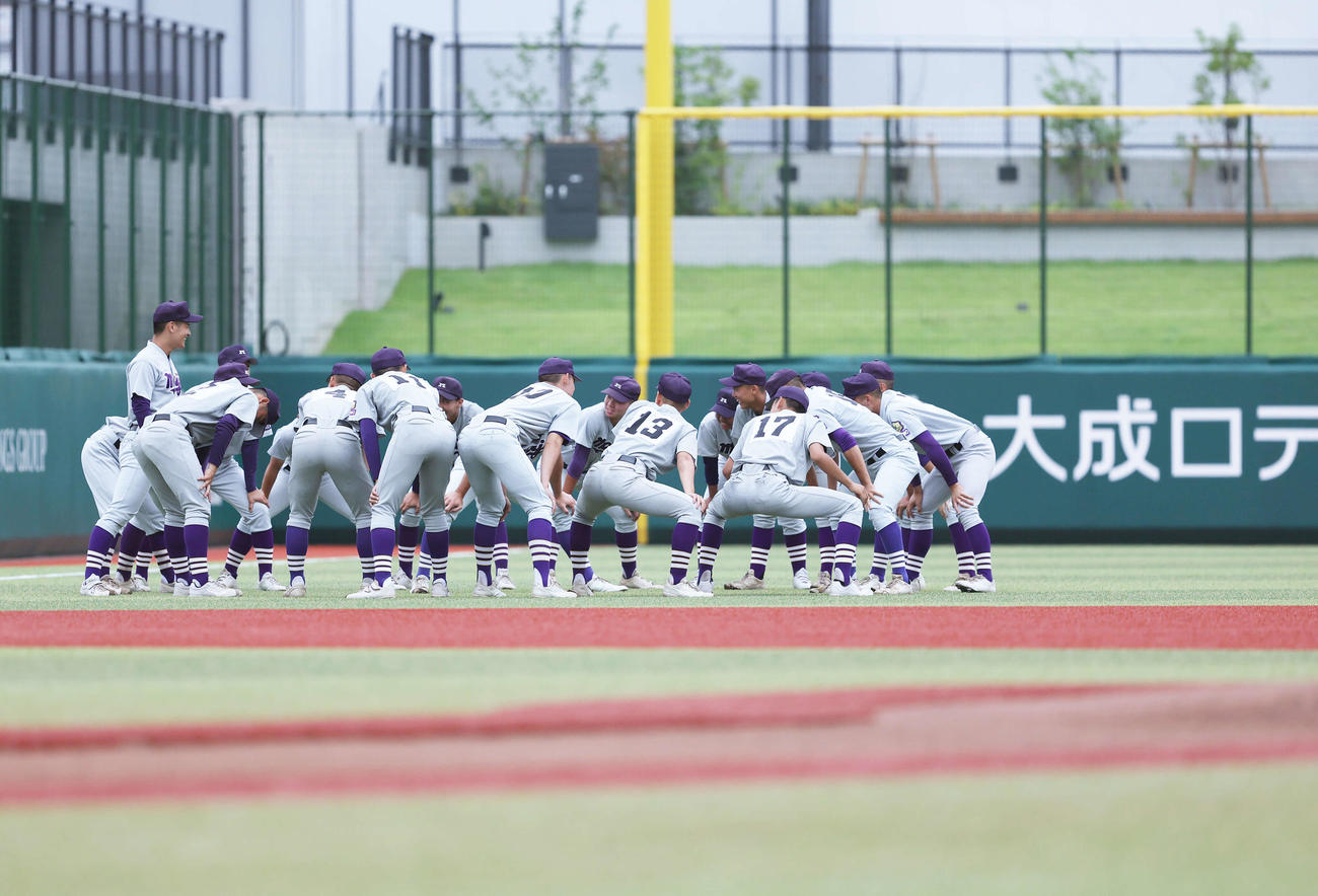 明大中野対上野学園　試合前、円陣を組む明大中野（撮影・河田真司）