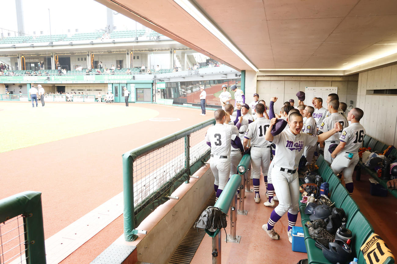 明大中野対上野学園　試合前円陣を組み気合を入れる明大中野の選手たち。手前は田中（撮影・河田真司）