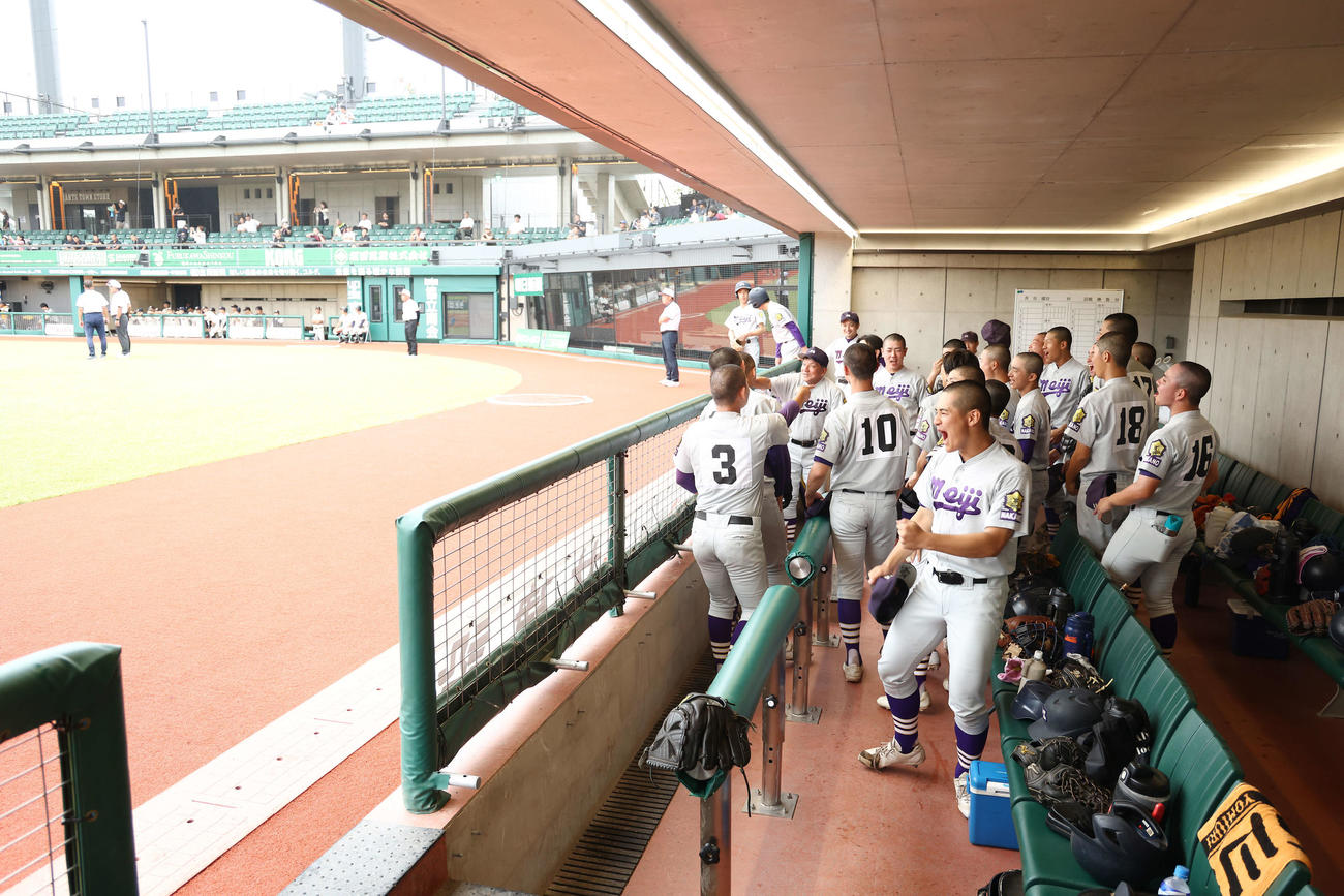 明大中野対上野学園　試合前円陣を組み気合を入れる明大中野の選手たち（撮影・河田真司）