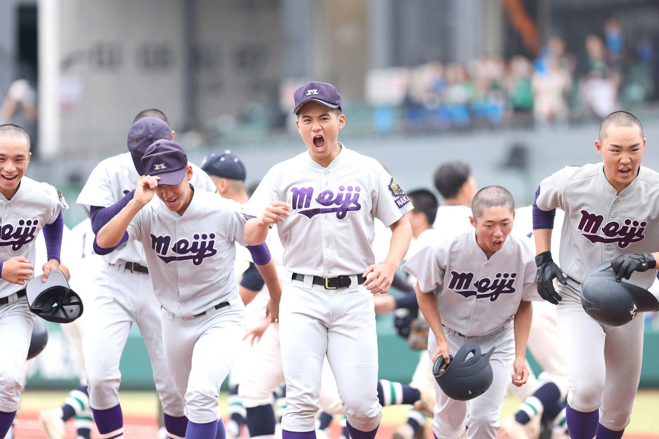 明大中野対上野学園　整列あいさつを終え、気合を入れる田中（中央）ら明大中野の選手たち（撮影・河田真司）