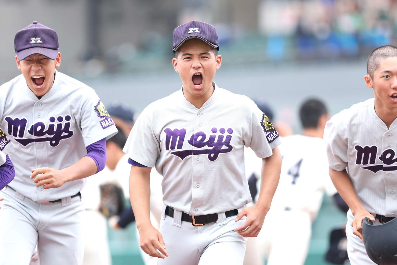 明大中野対上野学園　整列あいさつを終え、気合を入れる田中（中央）ら明大中野の選手たち（撮影・河田真司）