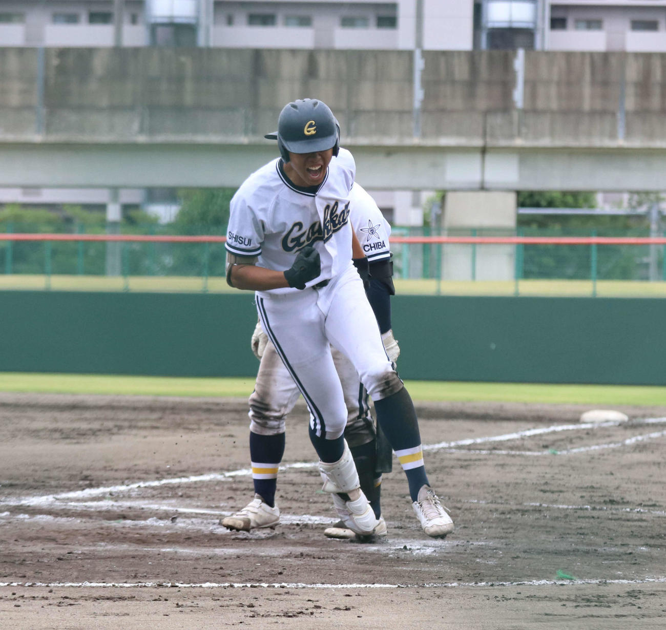 一宮商対東京学館　7回裏東京学館2死、右越え本塁打を放ちガッツポーズする東京学館・中西（撮影・北村健龍）