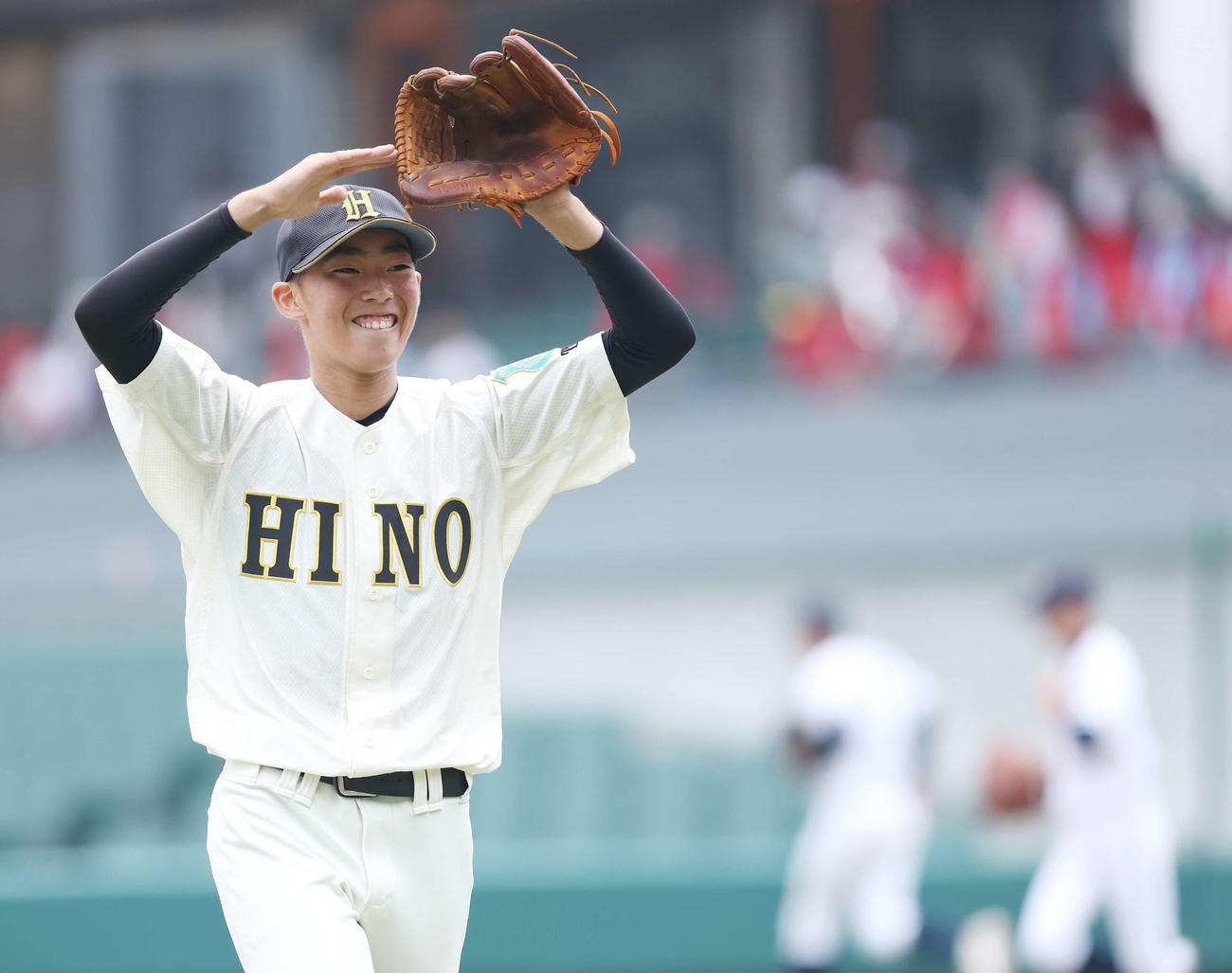 練馬対日野　2回表を抑え笑顔でベンチに戻る日野・本宮（撮影・河田真司）