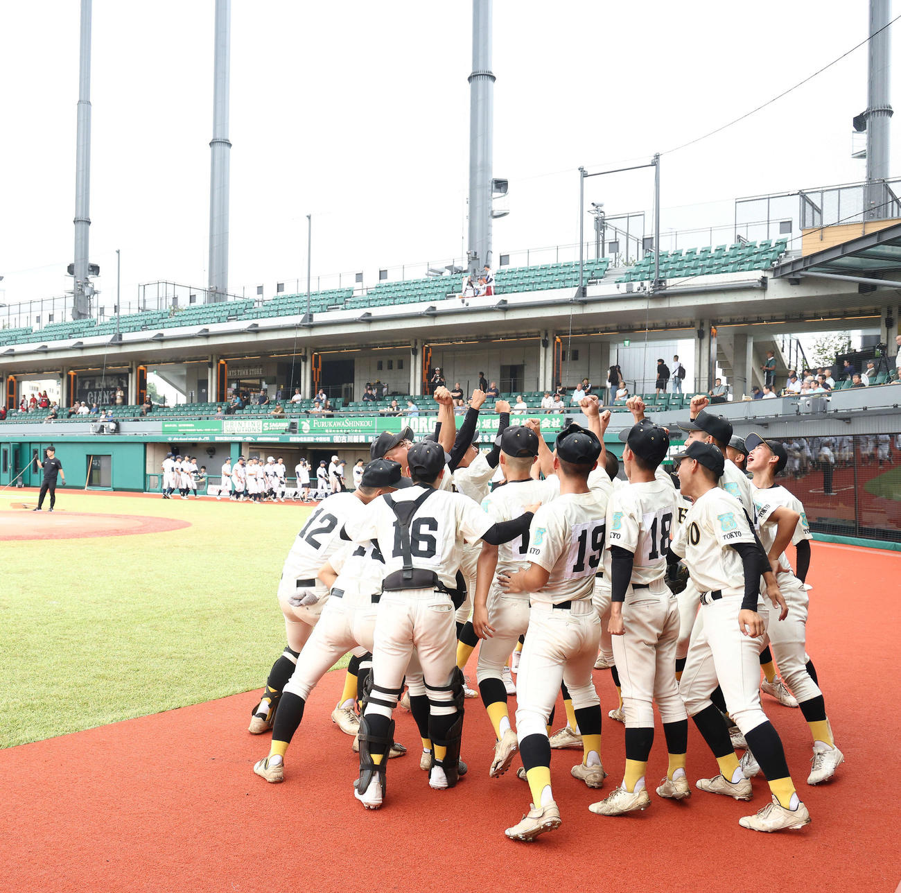 練馬対日野　試合前円陣で気合を入れる日野の選手たち（撮影・河田真司）
