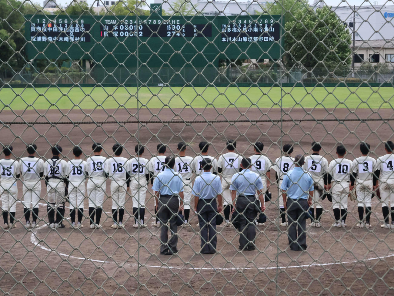 山本対貝塚　勝利後、校歌を歌う山本の選手たち（撮影・溝淵千夏）