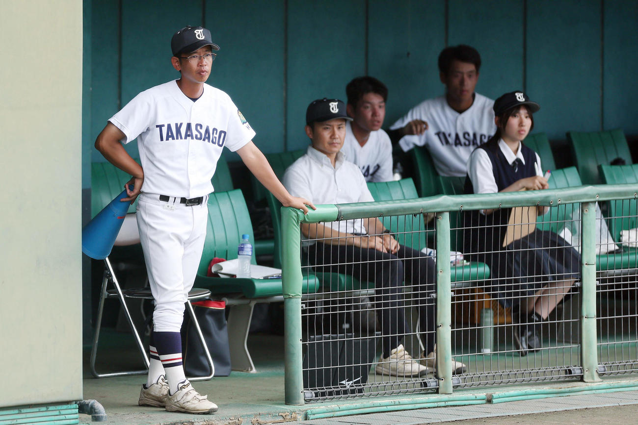 東洋大姫路対高砂　試合を見守る高砂・高木監督（左端）ら（撮影・前田充）