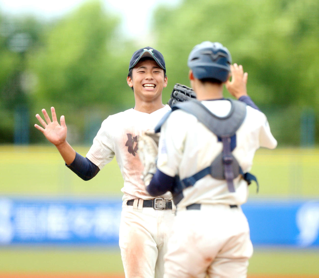 仙台西対松島　勝利を喜ぶ松島・八木（撮影・木村有優）