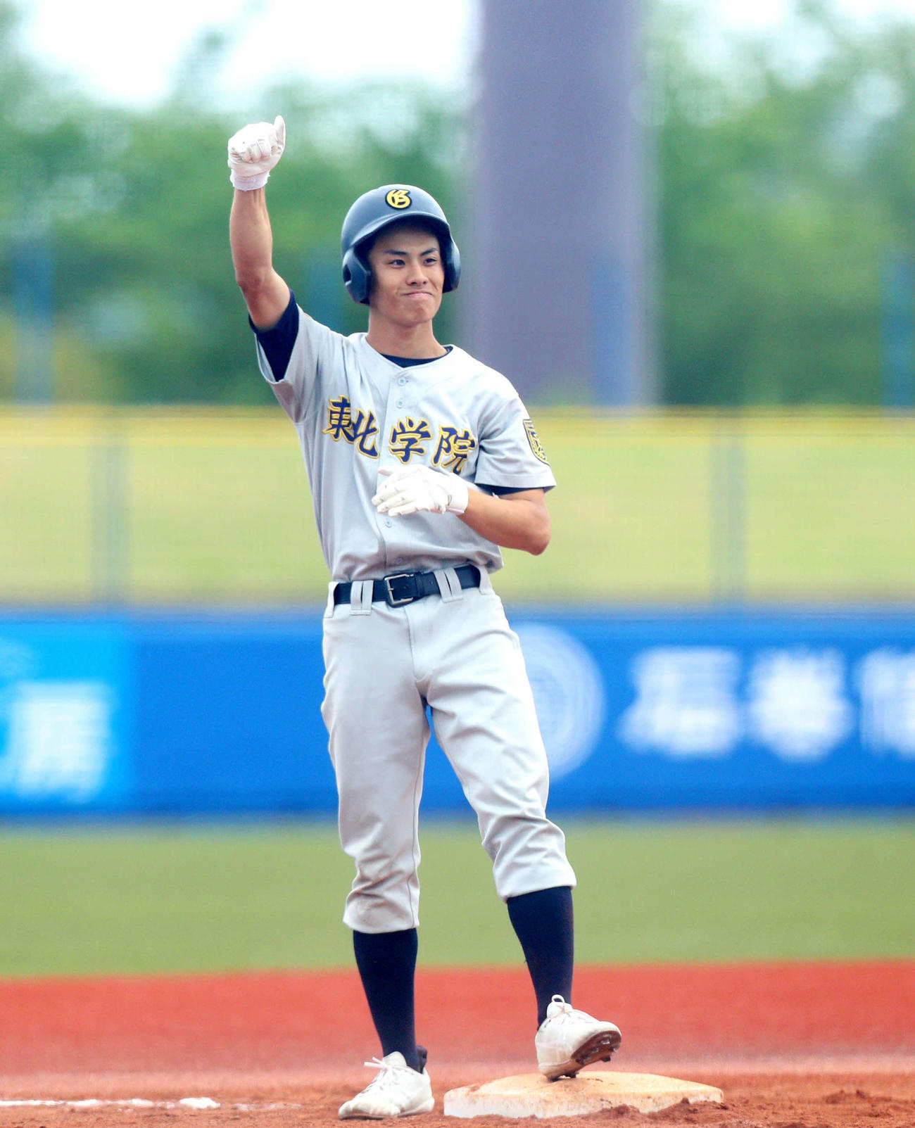 東北学院対富谷　4回表東北学院1死満塁、右中間へ走者一掃の適時三塁打を放ち、塁上でガッツポーズする東北学院・新原（撮影・木村有優）