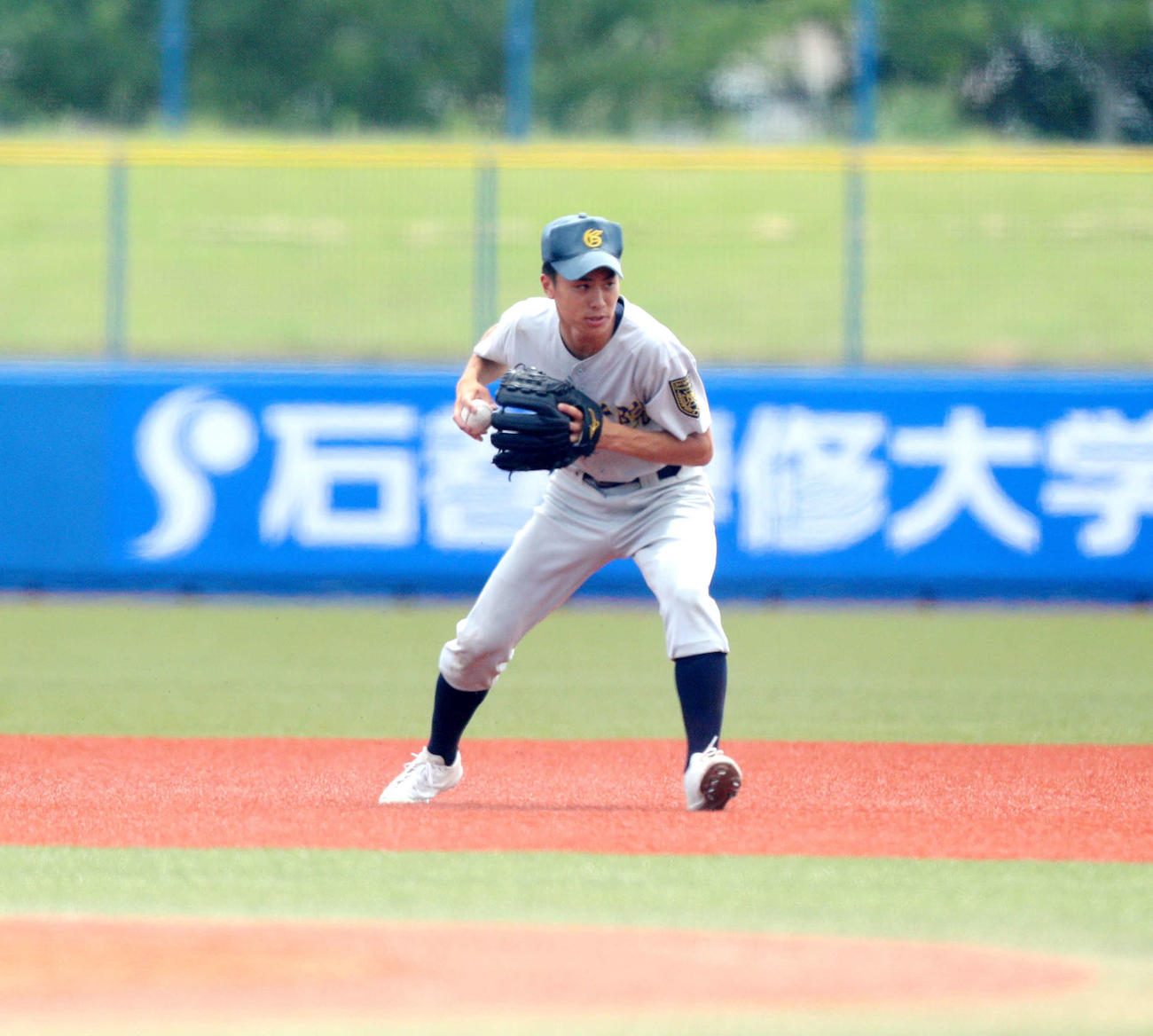 東北学院対富谷　捕球する東北学院・新原（撮影・木村有優）