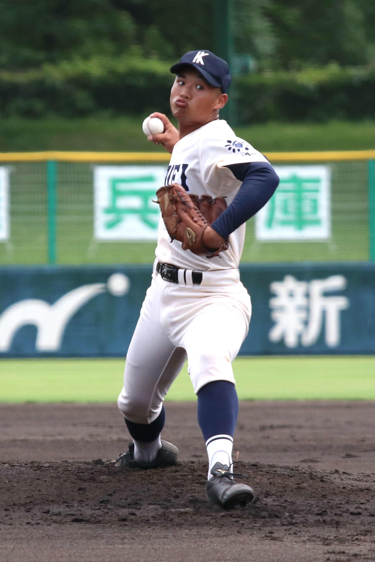 育英対西宮北・西宮苦楽園　初の公式戦先発で力投する育英・西田（撮影・一樹）