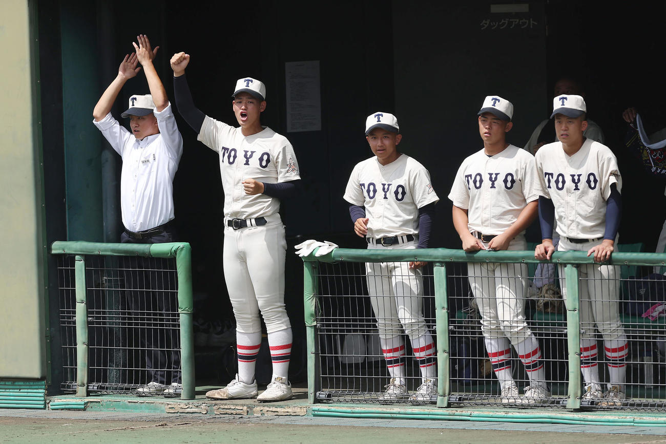 東洋大姫路対高砂　3回表、高畑が先制2点適時二塁打を放ち、ベンチで喜ぶ東洋大姫路・阪下（左から2人目）ら（撮影・前田充）