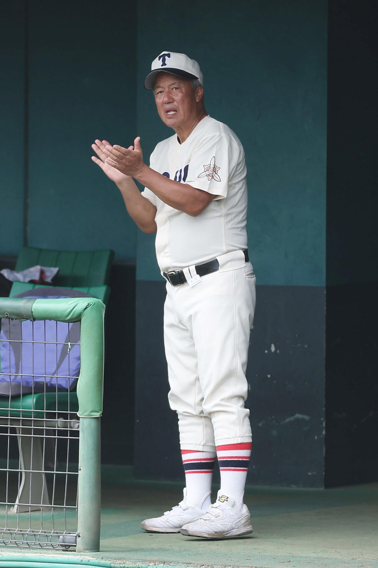 東洋大姫路対高砂　5回表、ベンチで拍手する東洋大姫路・岡田監督（撮影・前田充）