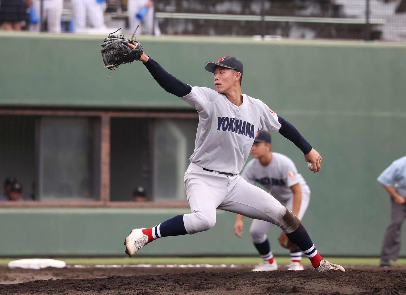 横浜対荏田　力投する横浜先発1年生の小林（撮影・丹羽敏通）