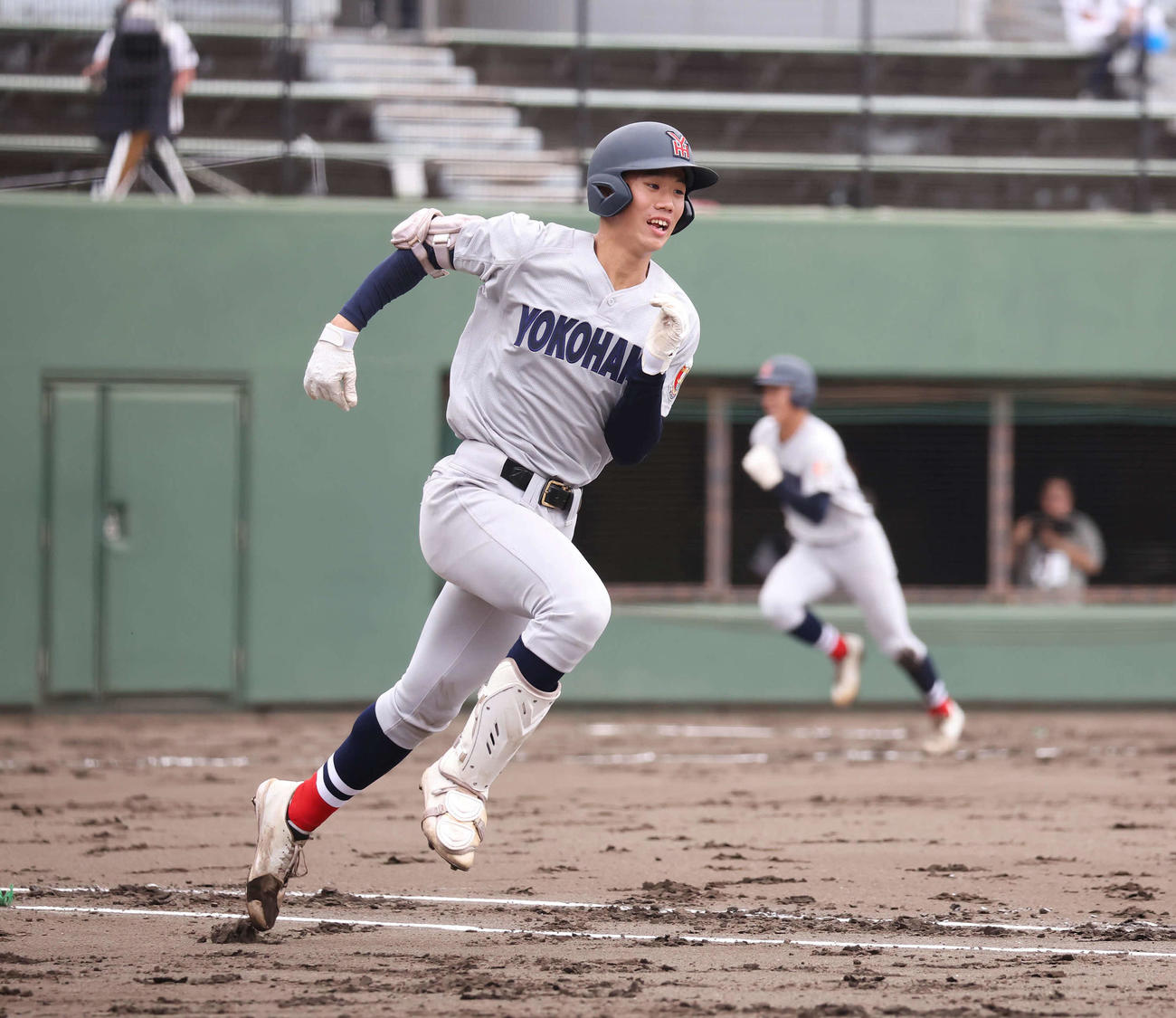 横浜対荏田　3回表横浜無死三塁、小林は走者池田を返す右前適時打を放って一塁へ向かう（撮影・丹羽敏通）