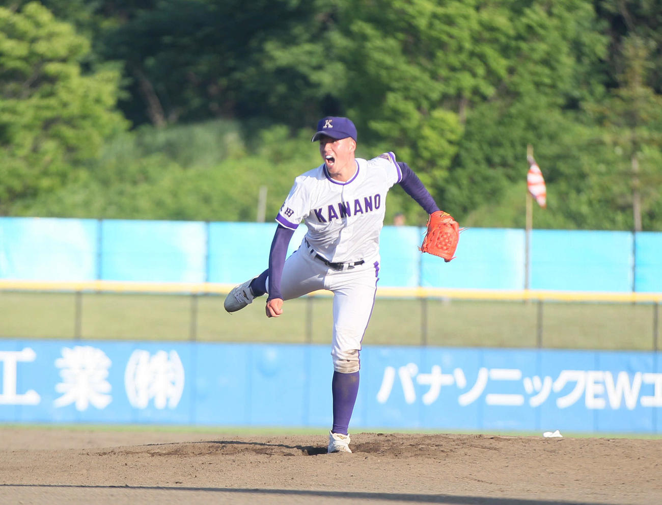 由利対金足農　4回、雄叫びをあげながら投球する金足農・吉田（撮影・高橋香奈）