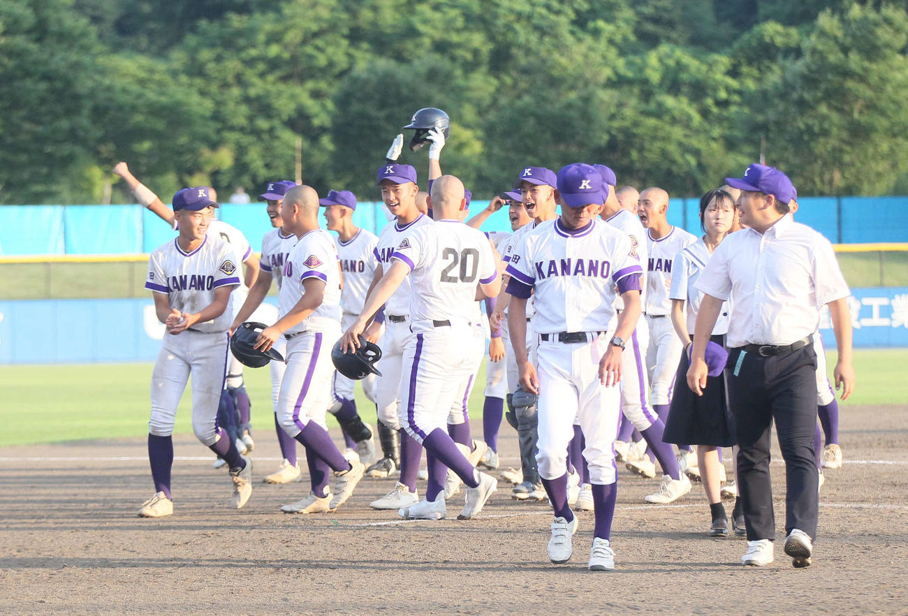 由利対金足農　初戦を突破し喜ぶ金足農ナイン（撮影・高橋香奈）