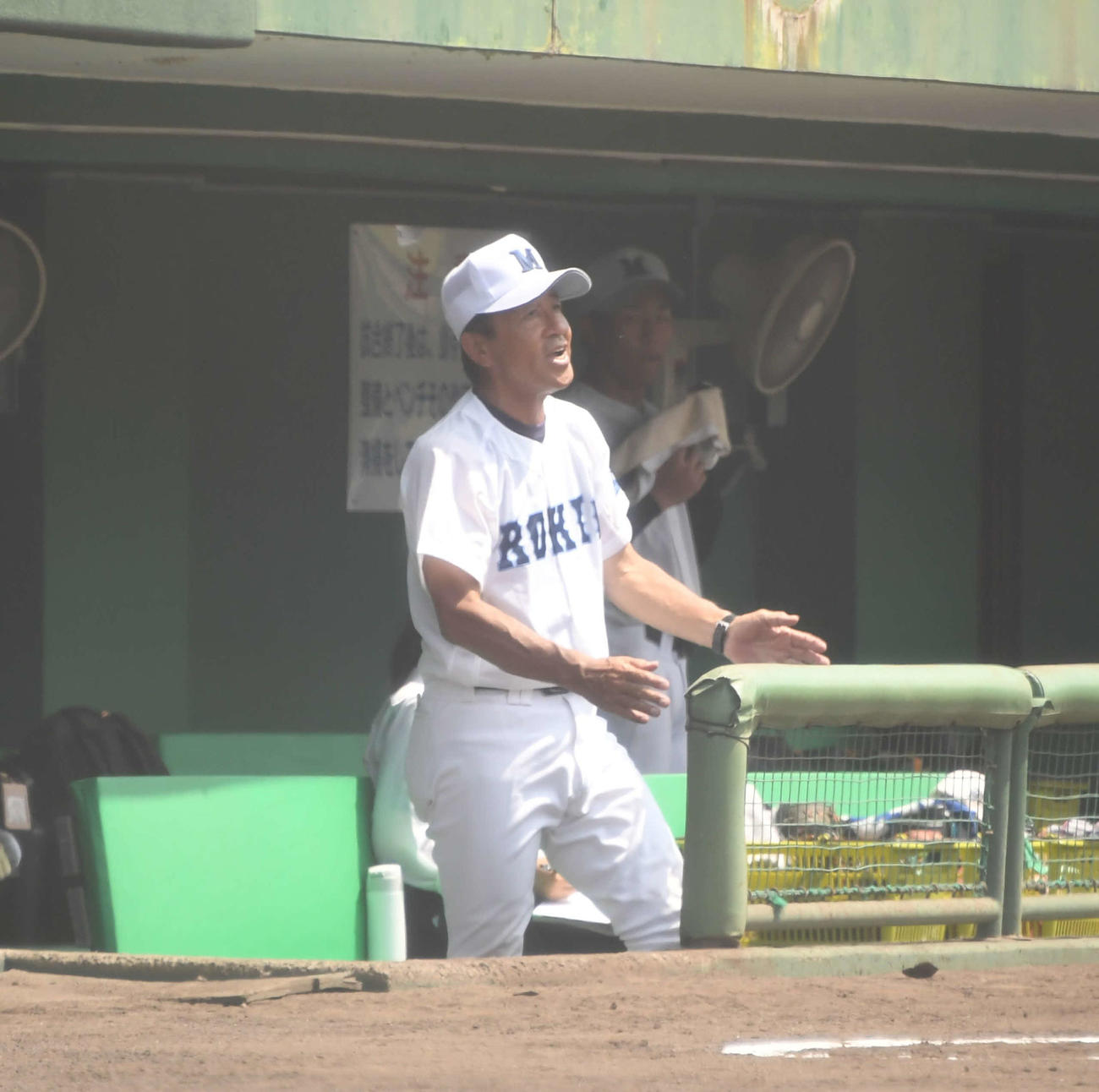 ベンチから選手に声をかける六日町の若井監督
