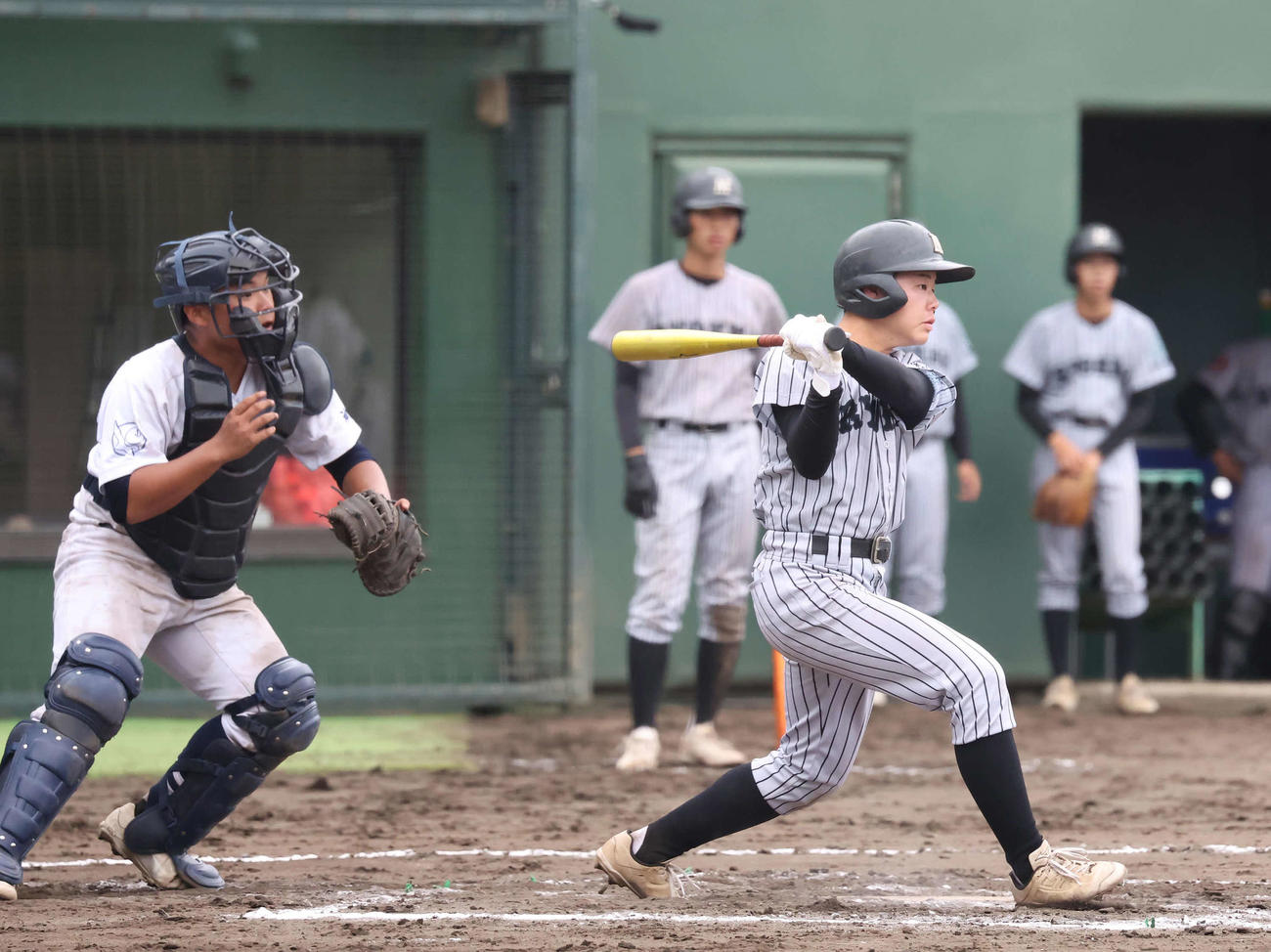 保土ケ谷対横浜緑ケ丘　7回裏横浜緑ケ丘2死一塁、平川は右前安打を放つ（撮影・丹羽敏通）