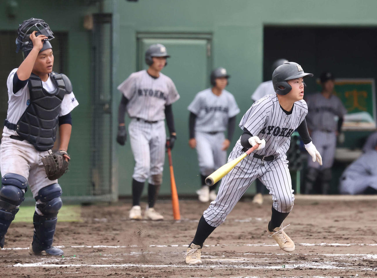 保土ケ谷対横浜緑ケ丘　7回裏横浜緑ケ丘2死一塁、平川は右前安打を放つ（撮影・丹羽敏通）