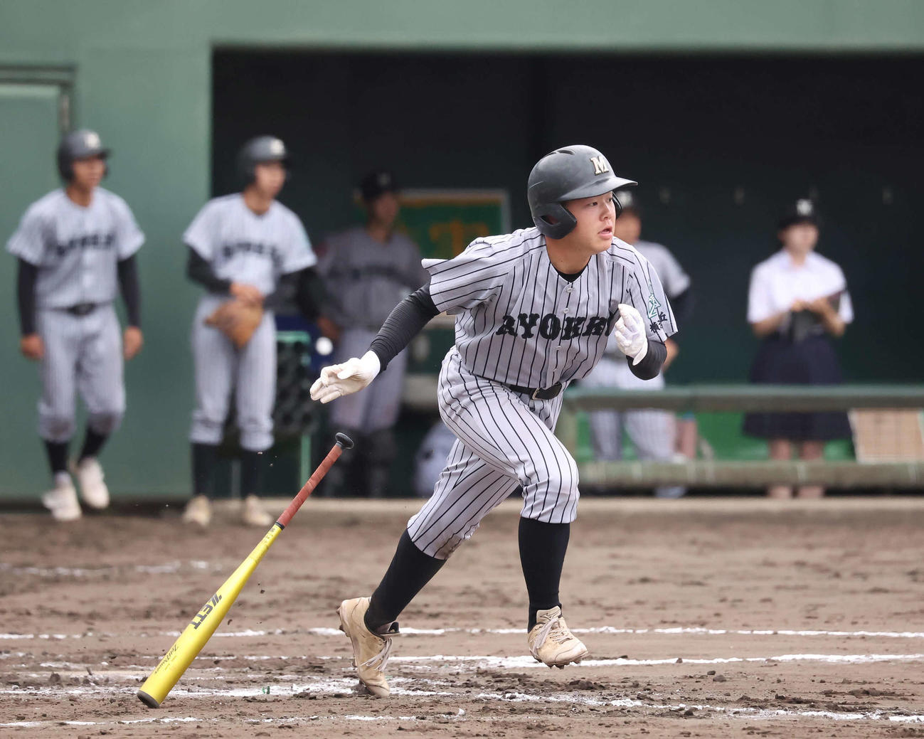 保土ケ谷対横浜緑ケ丘　7回裏横浜緑ケ丘2死一塁、平川は右前安打を放つ（撮影・丹羽敏通）